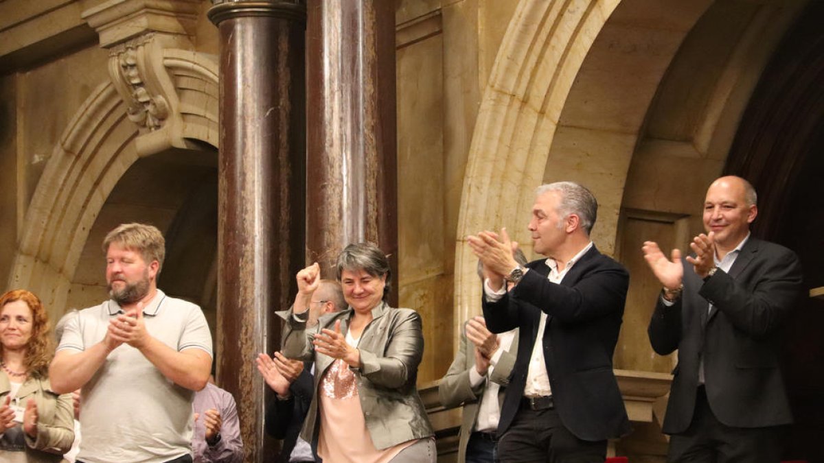 Alcaldes del Lluçanès després de la votació al Ple del Parlament.