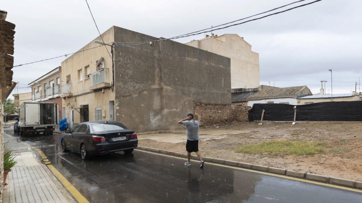 Solar de la calle San Antonio de la pedanía murciana de Lobosillo donde anoche falleció un niño de 9 años al caer de un toro mecánico instalado en dicho solar.