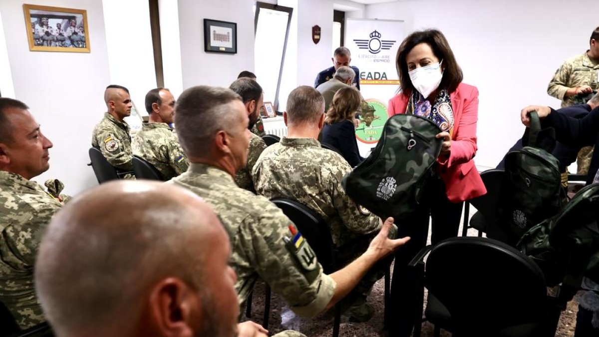 La ministra de Defensa, Margarita Robles, reunida recientemente con militares ucranianos en las instalaciones del EADA de la Base Aérea de Zaragoza.