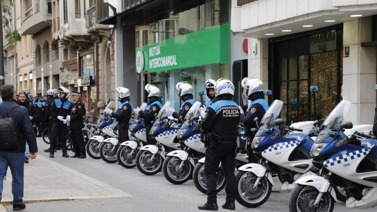 Agentes de la Policía Local en la formación durante la celebración de Santa Cecília, su patrona.