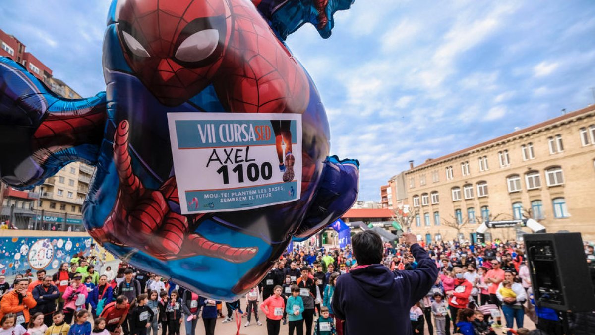 L'inflable recordant l'Axel, i el seu dorsal 1.100, moments abans de la sortida de la Cursa SED al col·legi Maristes de Lleida.