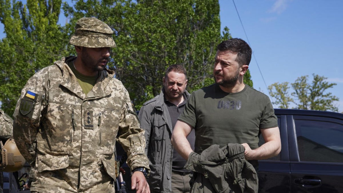 Volodimir Zelensky conversa con un militar ucraniano durante su visita al frente de Donbás.