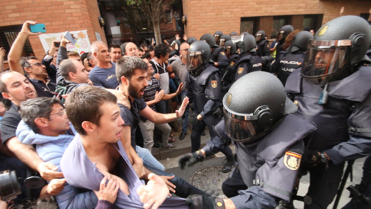 Imagen de la carga policial que hubo durante la votación del referéndum en la Mariola. 