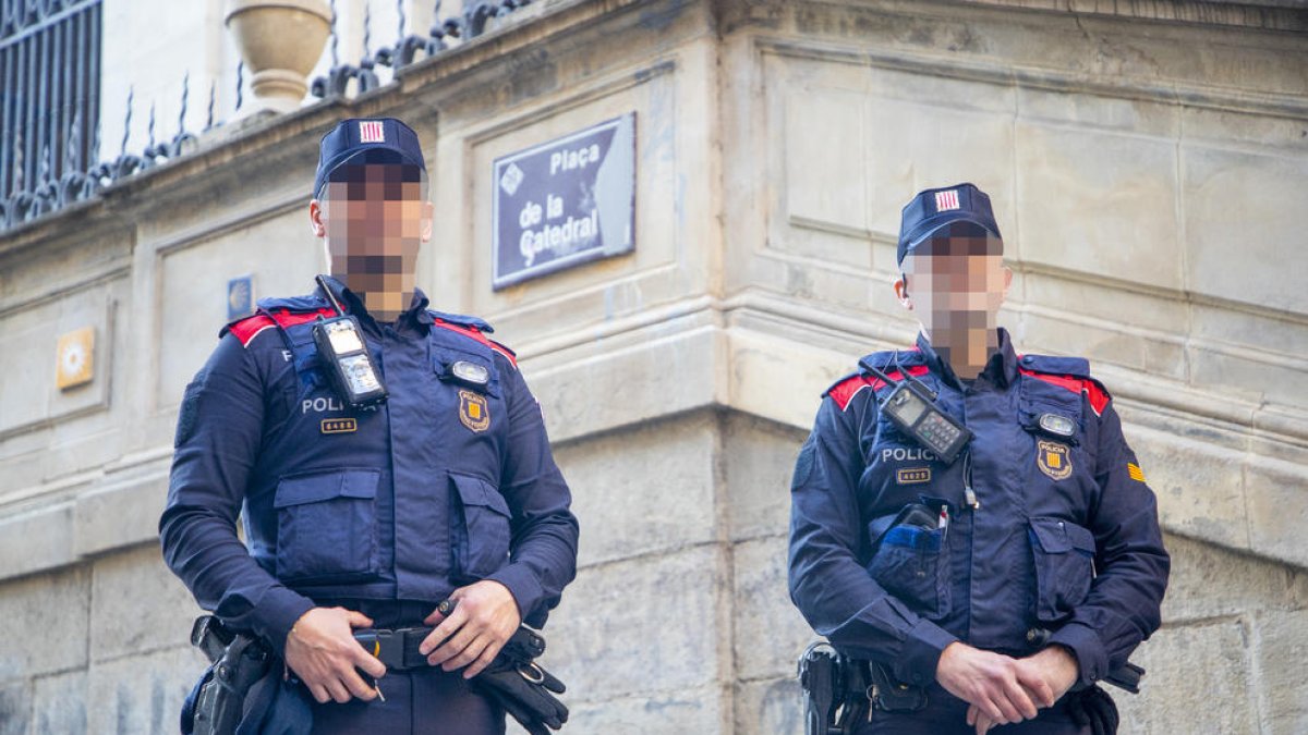 Agentes de Lleida con el nuevo uniforme de los Mossos d'Esquadra.