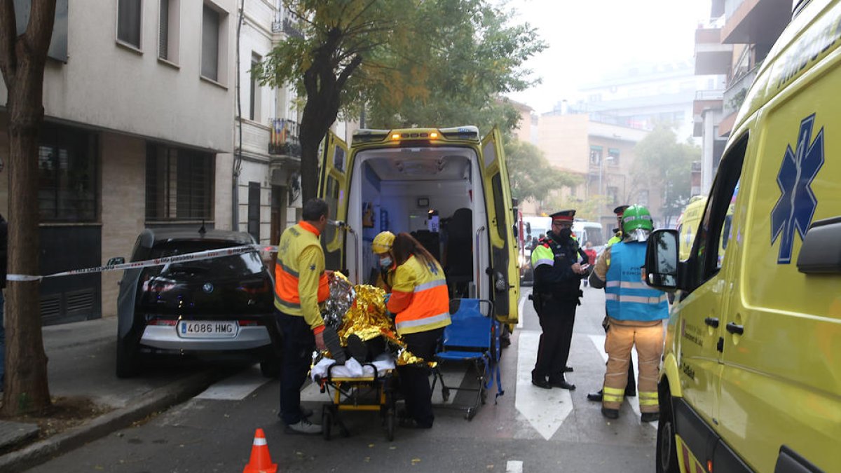 La ambulancia atendiendo a uno de los heridos por el choque entre dos trenes en Montcada.
