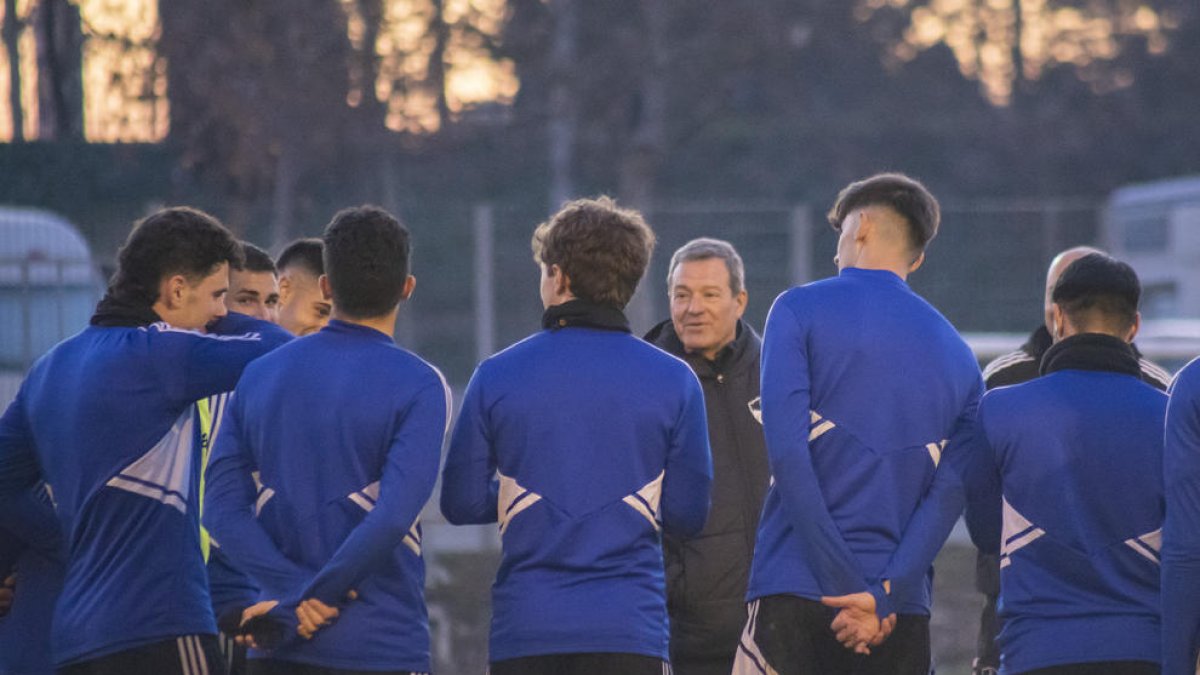 El nuevo técnico saluda a David López.