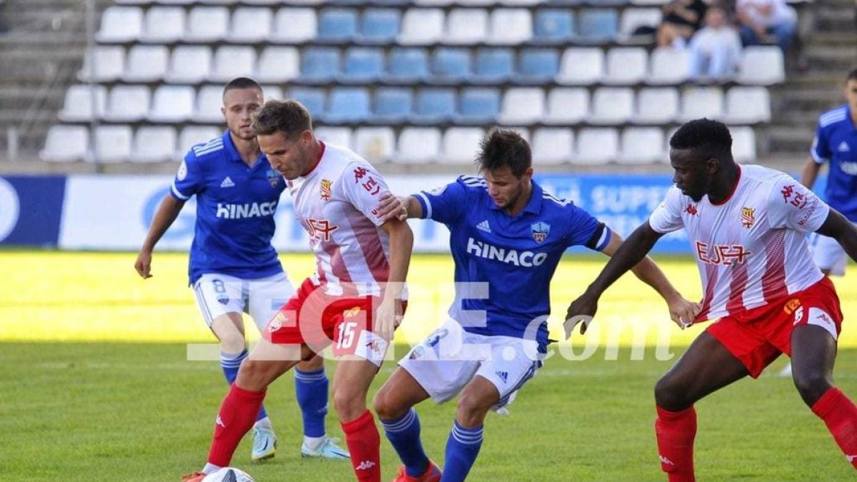 El Lleida Esportiu suma un punt meritori després de jugar gairebé tot el partit amb un jugador menys