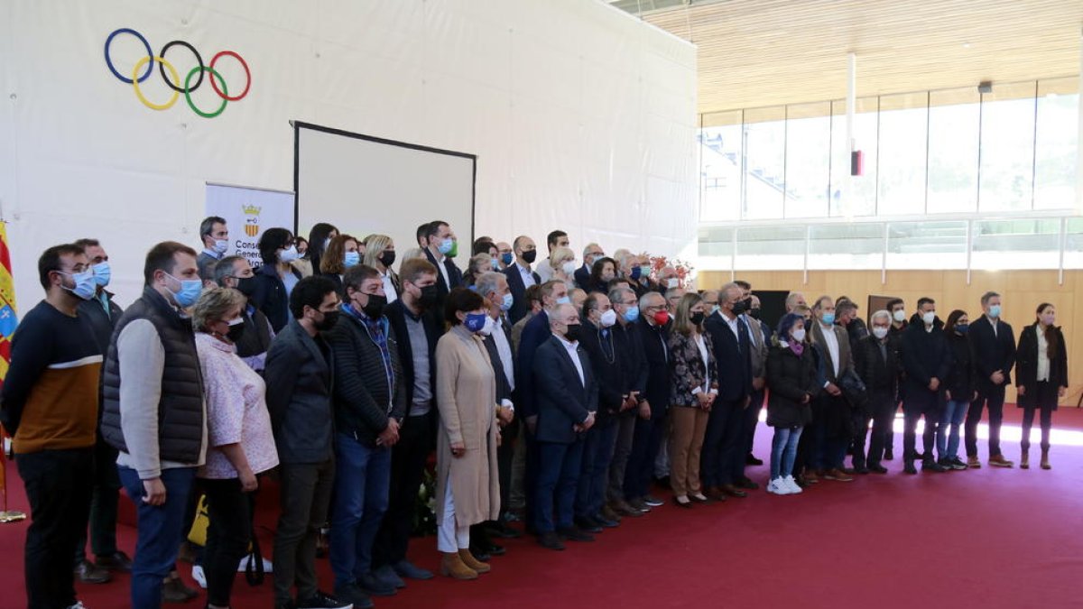 Foto de grupo de los representantes de ayuntamientos, consejos comarcales y diputaciones de Cataluña y Aragón que asistieron a la conferencia a favor de los Juegos de Invierno 2030 en Vielha en noviembre de 2021.