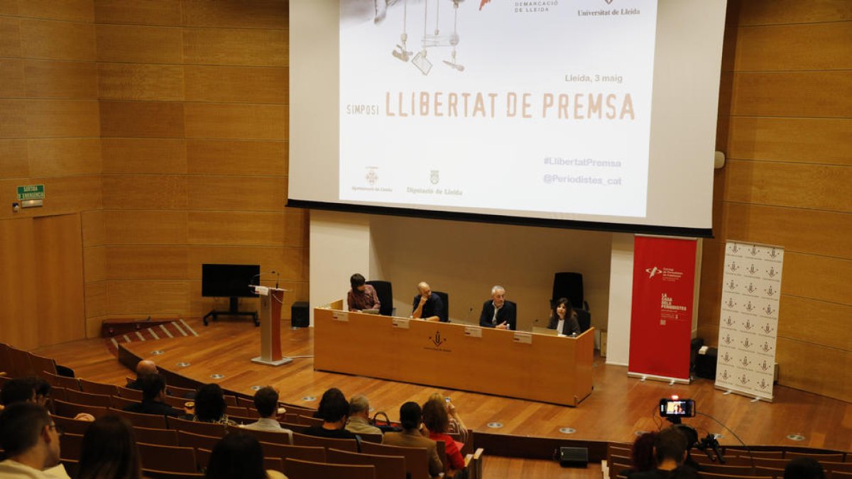 Una de las mesas redondas del Simposi de Llibertat de Premsa, ayer en el campus de Cappont de la UdL. 