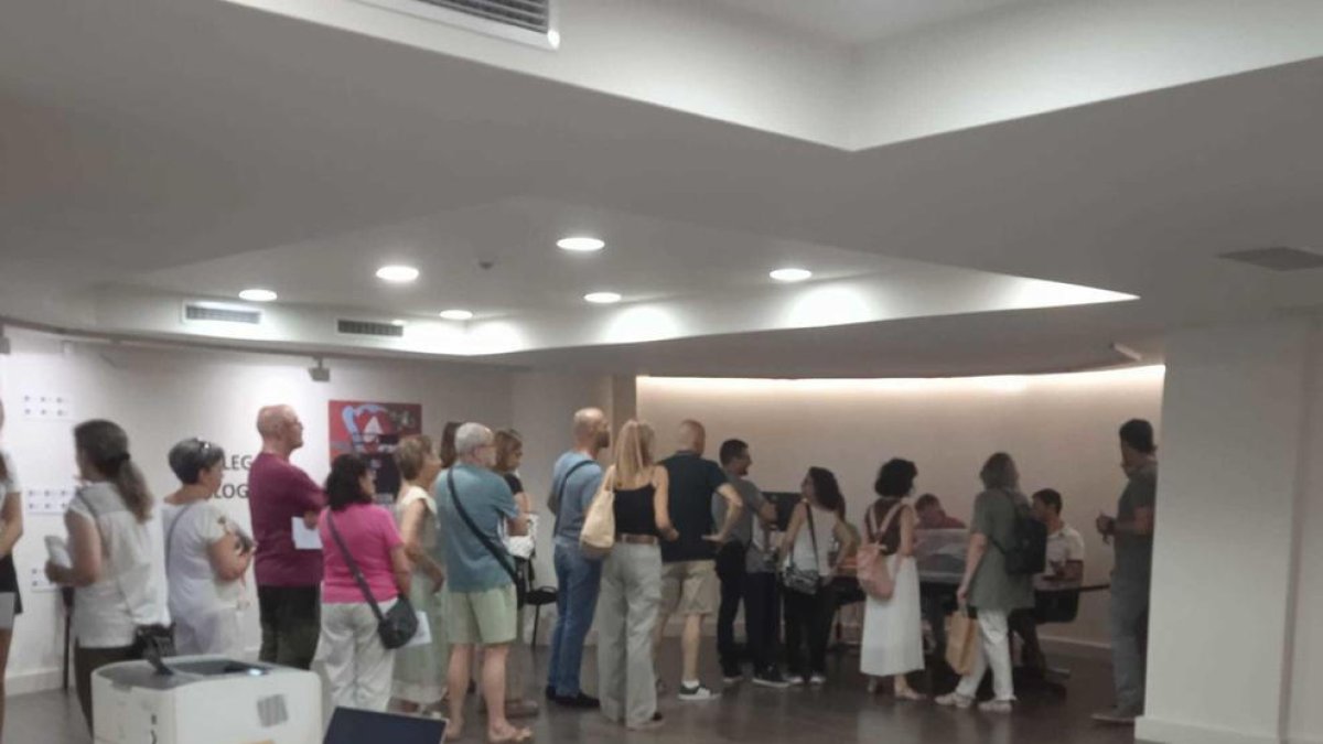 Cues per votar a Andorra - Un total de 3.691 espanyols residents a Andorra van dipositar el vot a l’ambaixada, on es van arribar a registrar cues per introduir les paperetes a l’urna. De tots aquests sufragis, 554 van ser de lleidatans que viue ...