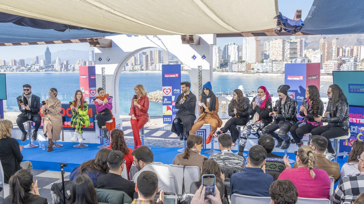 Els finalistes van participar ahir en una roda de premsa conjunta amb María Eizaguirre (centre), directora de Comunicació de RTVE.