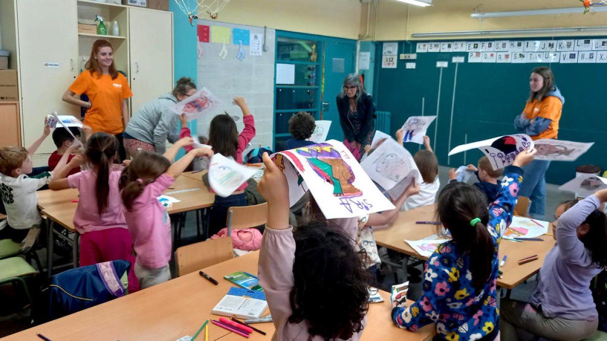 La concejal de Educación, Sandra Castro, visitó ayer el casal en la Escola Camps Elisis de Lleida. 