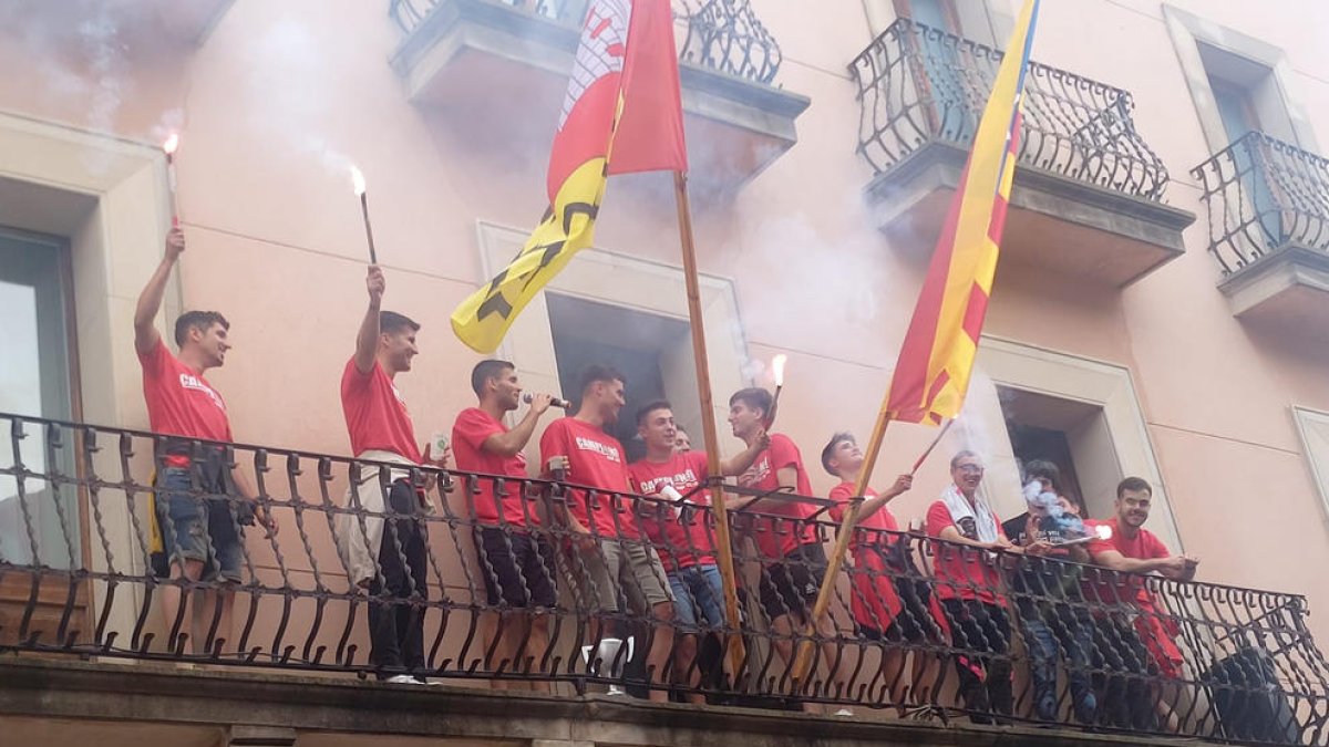 Jugadores del Futsal Palau d’Anglesola, ayer en el ayuntamiento.