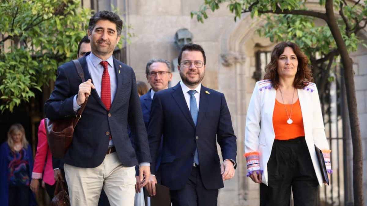 El president de la Generalitat, Pere Aragonès; el vicepresident, Jordi Puigneró; i la consellera Laura Vilagrà, abans de la reunió del Consell Executiu del Govern