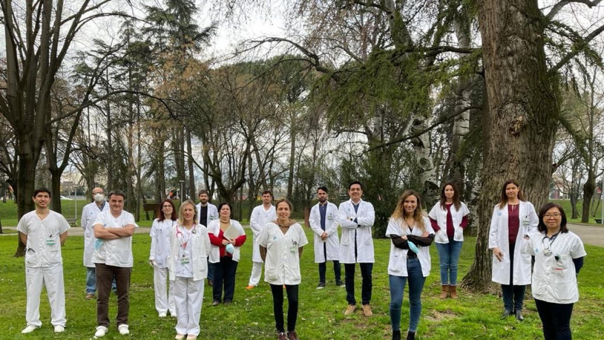 Personal del CAP de Mollerusa formó un lazo verde humano.