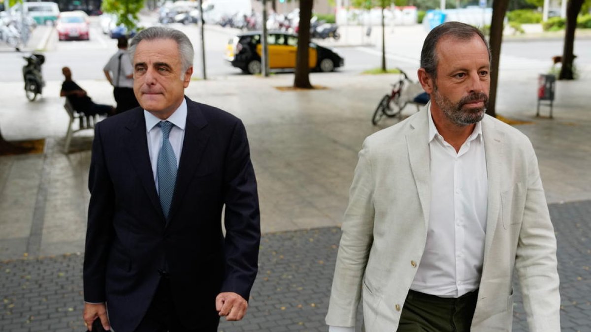 L'expresident del Barça Sandro Rosell arriba a la Ciutat de la Justicia acompanyat del seu advocat, Pau Molins.