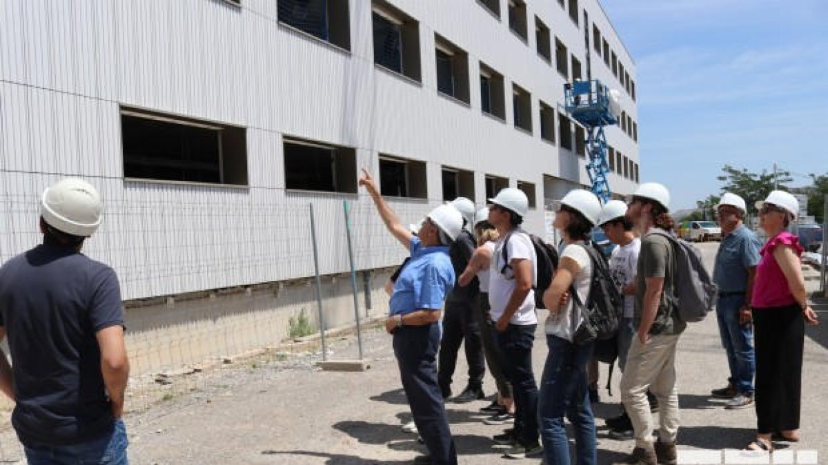 Los estudiantes durante la visita a la residencia. 