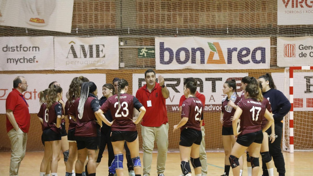 Iban Raigal alliçonant les jugadores durant un partit d’aquesta temporada.