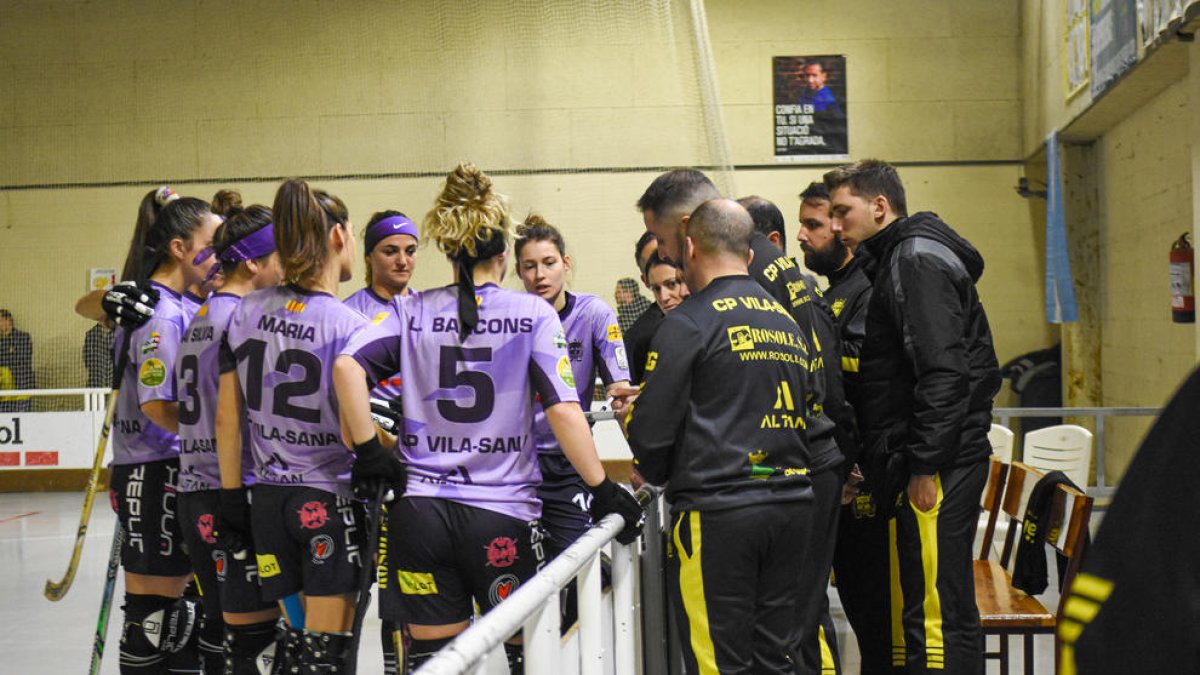 Les jugadores del Vila-sana reben instruccions de Lluís Rodero contra l’Académico da Feira.