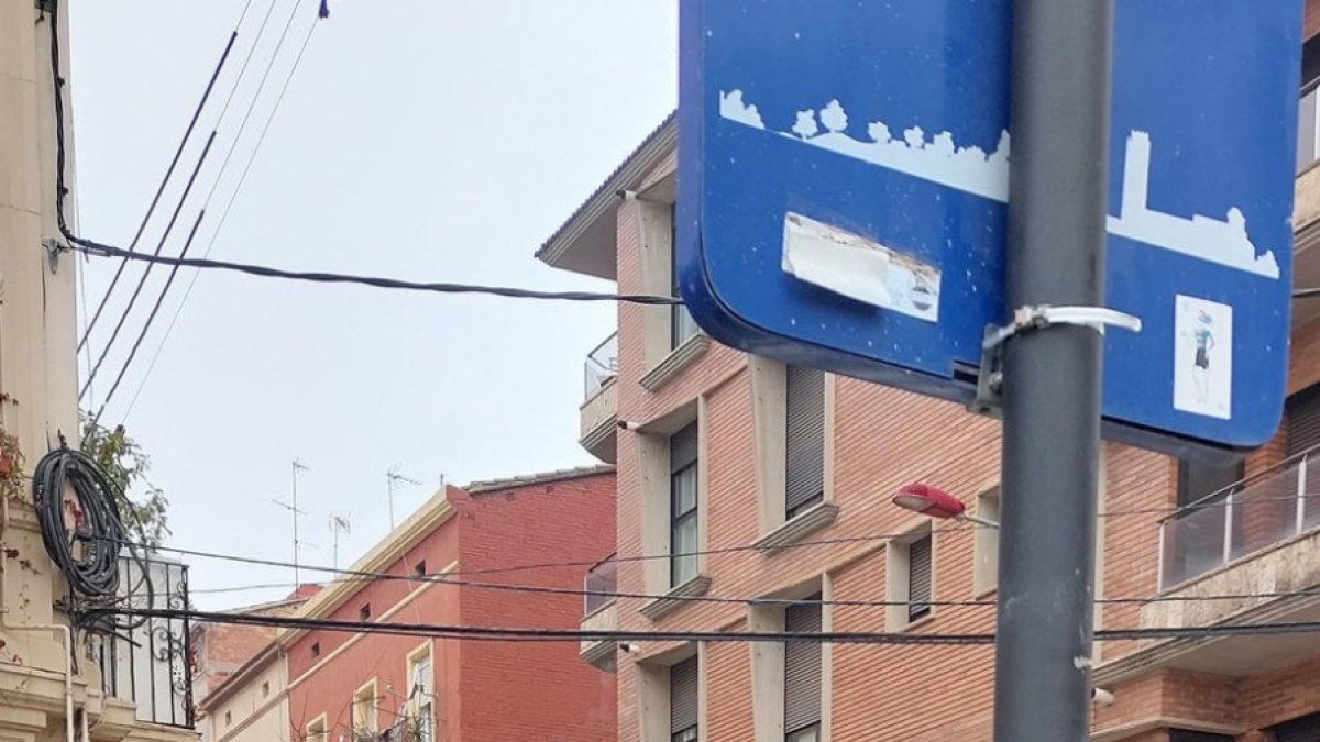 Una furgoneta envaint la vorera del carrer Sant Martí, ahir.