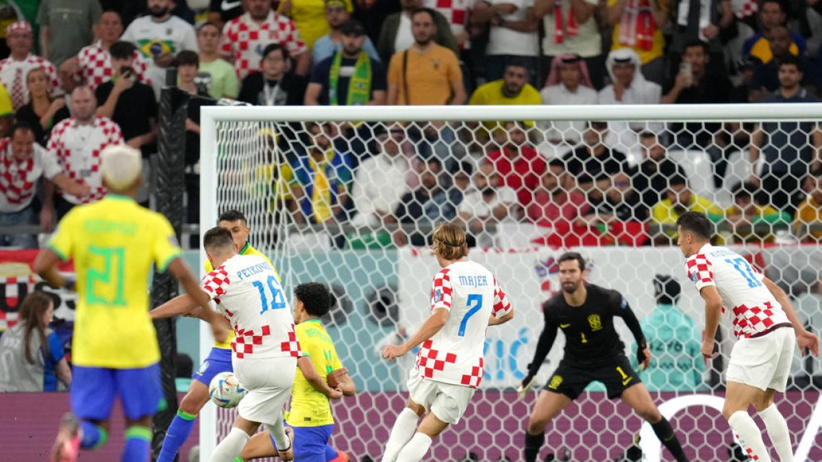 Una acción del partido entre Croacia y el Brasil.