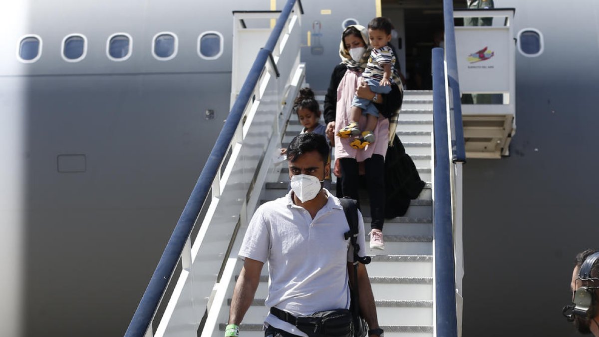 Las repatriaciones de colaboradores continúan  - Desde que España organizó el primer vuelo de evacuación de colaboradores afganos, el pasado 15 de agosto de 2021, se han conseguido trasladar  a 2.900 personas. Unas operaciones que continuaron l ...