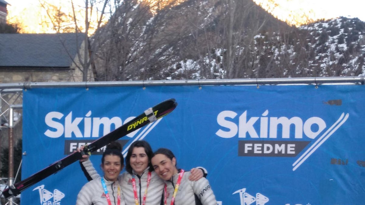 Laia Sellés, centre, i Aina Garreta, esquerra, al podi.