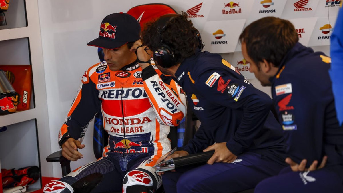 Marc Márquez, al seu box, conversant amb Santi Hernández.