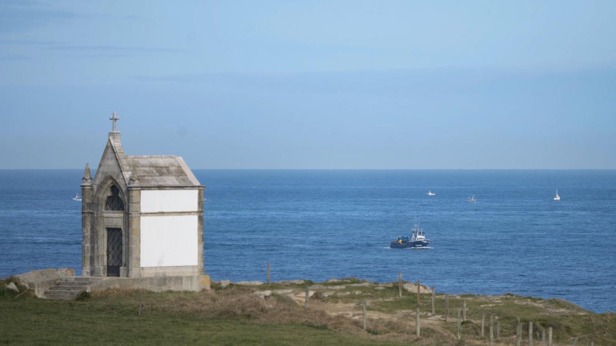 Varias embarcaciones en la zona del naufragio del pesquero frente a la costa de Santander.