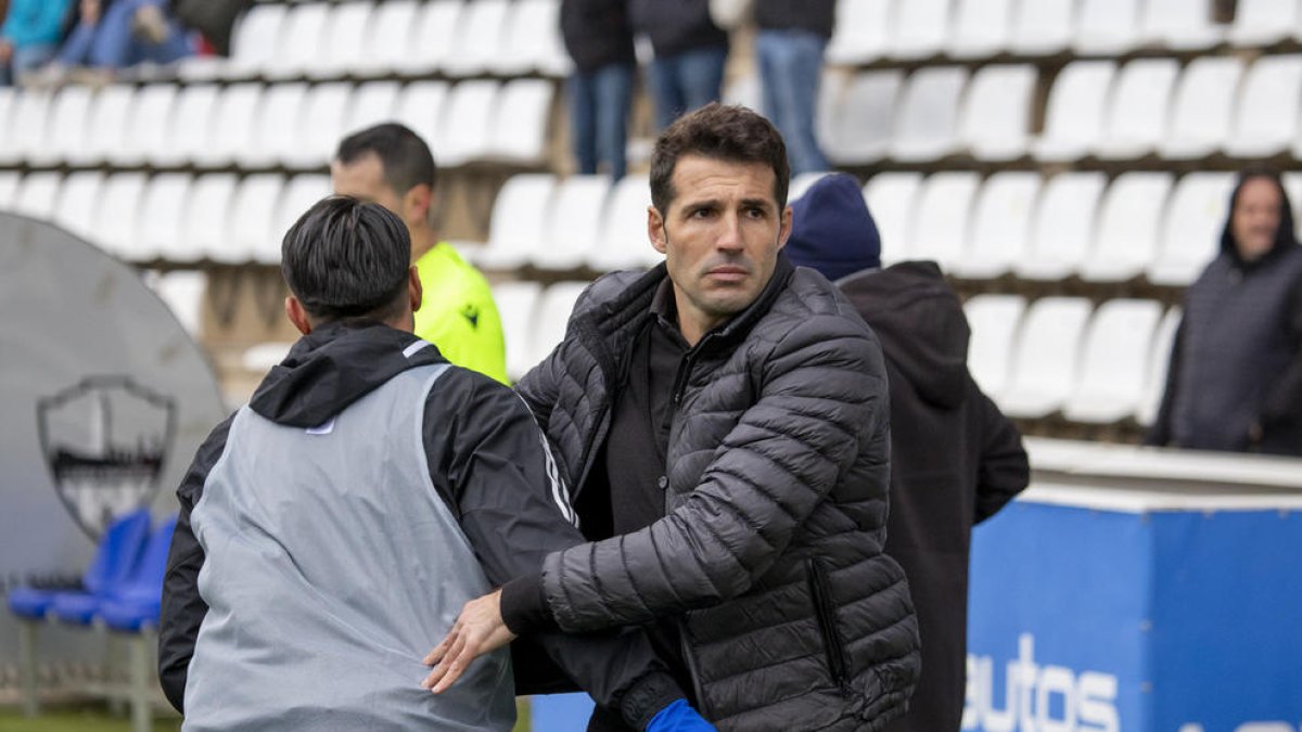 Pere Martí, saludándose con Chuli tras el partido ante el Ibiza del pasado domingo.