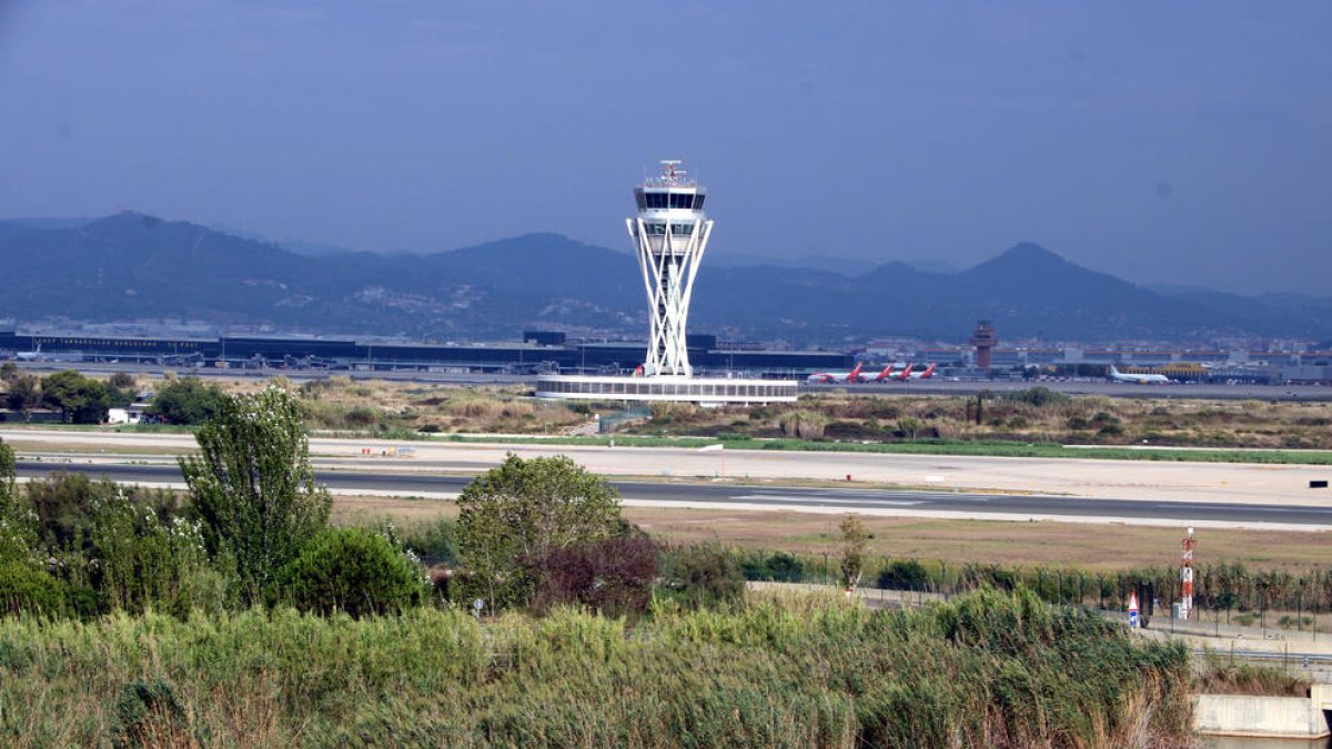 Imagen de archivo de la torre de control y la tercera pista del aeropuerto del Prat.