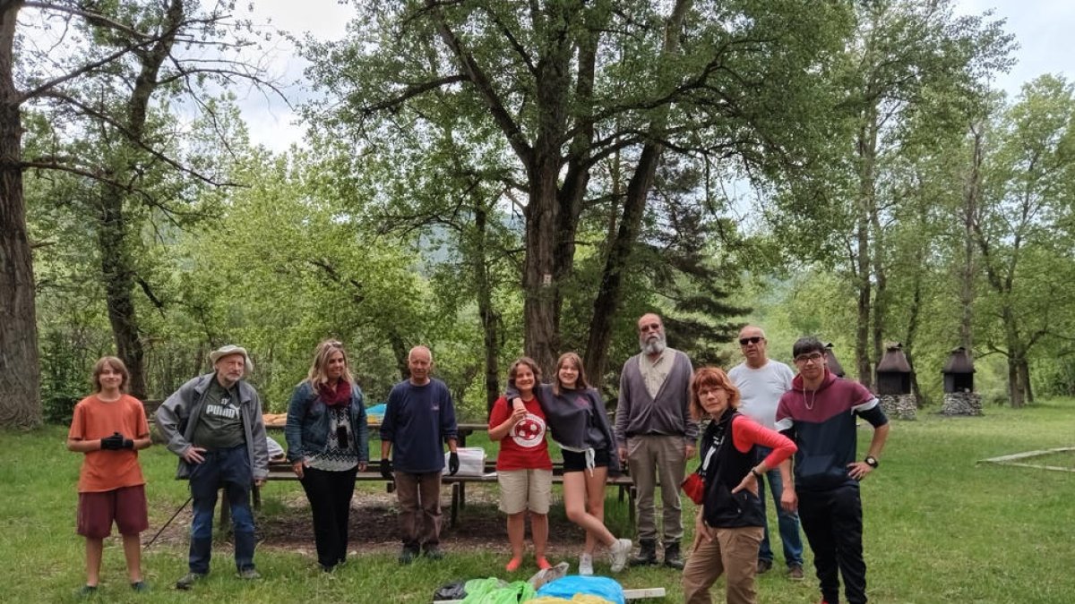 Voluntarios retiran residuos del Noguera Ribagorçana en Vilaller