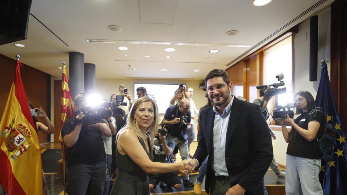 La popular, Ana Alós, i el líder de Vox a Aragó, Alejandro Nolasco, després de firmar l’acord de govern.