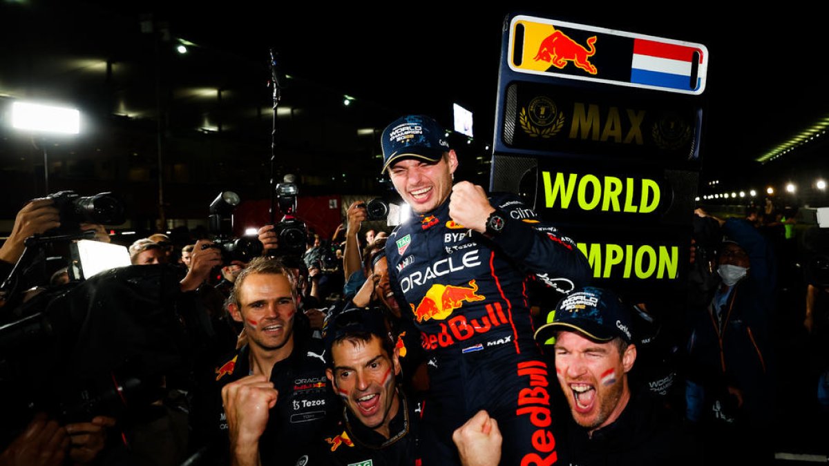 Max Verstappen celebra el título de campeón en Suzuka.