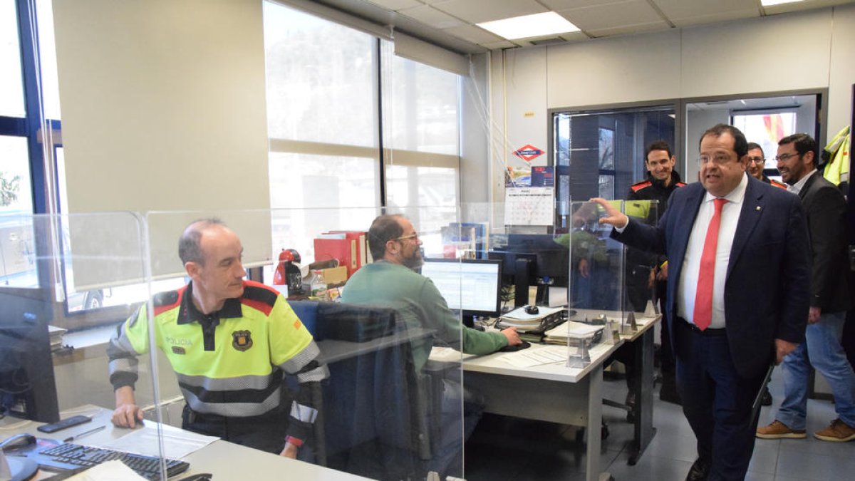 El conseller Joan Ignasi Elena visitó ayer la comisaría de La Seu d’Urgell. 