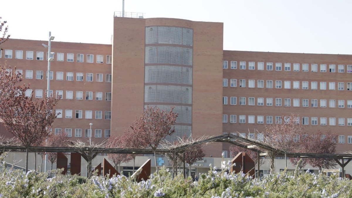 Imatge de l’edifici central de l’hospital Arnau de Vilanova.