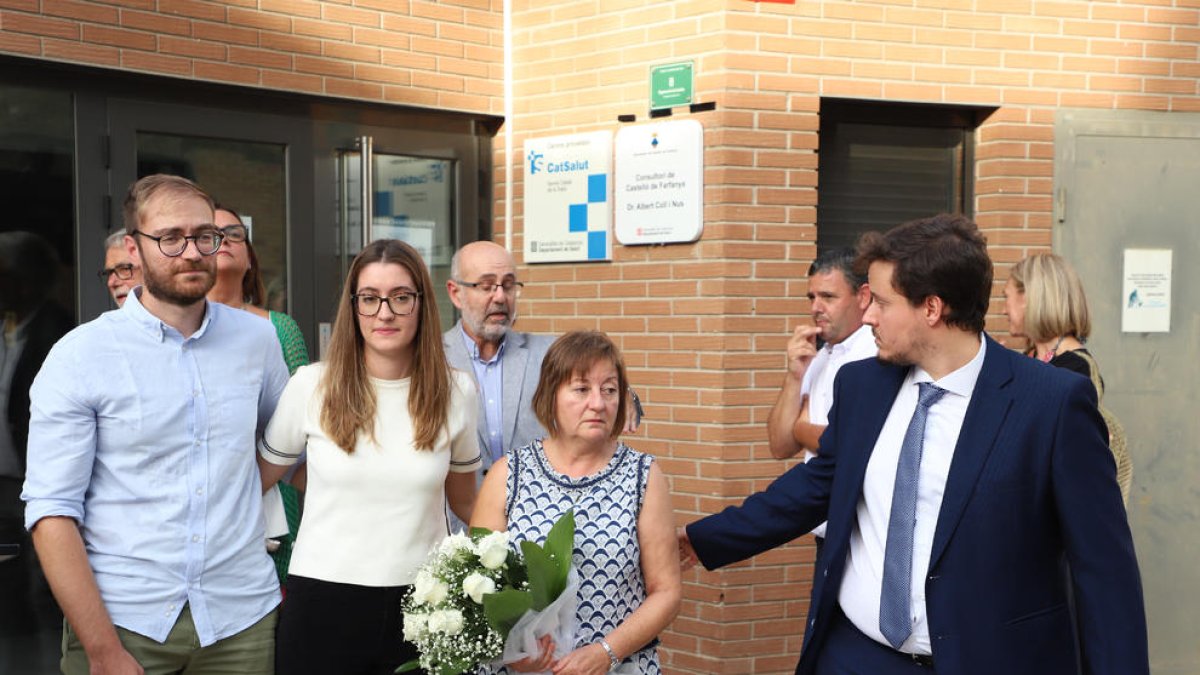 La família d’Albert Coll, amb l’alcalde de Castelló, Omar Moumri.