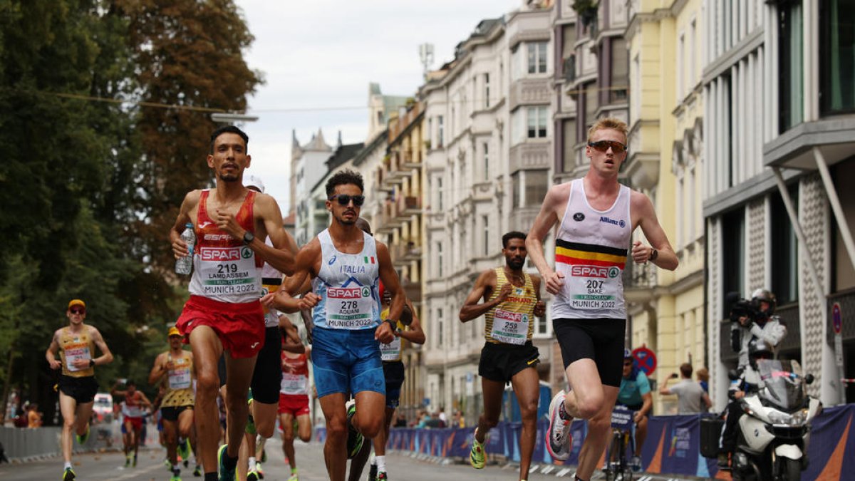 El equipo masculino español, en el podio con la medalla de bronce.