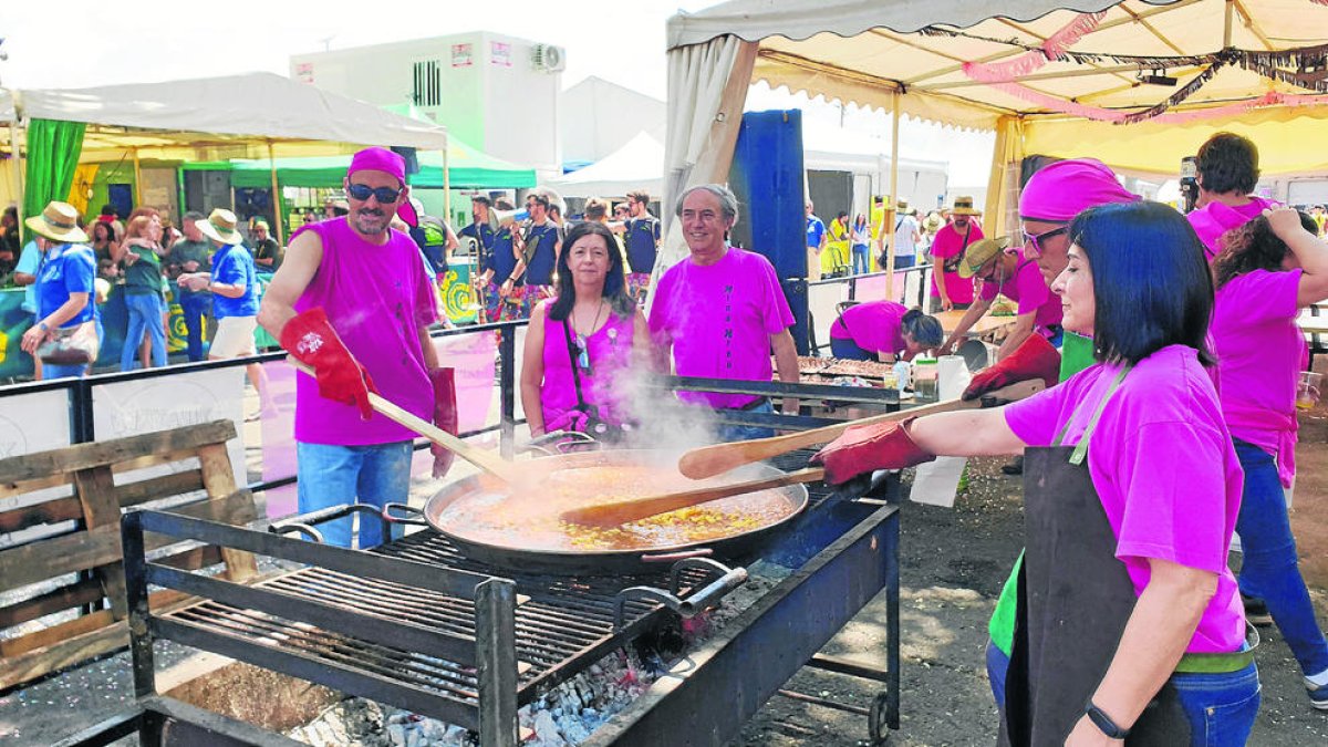 Los miembros de la pe'colla' Kina Kreu se autogestionan y son los mismos socios los que se encargan de cocinar.