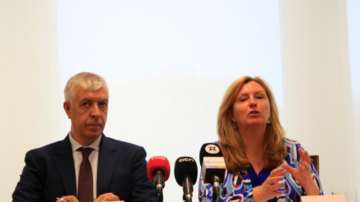 La decana del Colegio de Ingenieros Agrónomos de Cataluña, Conxita Villar, y el vicepresidente de la Comisión del Agua del COEAC, Ignasi Servià, en una rueda de prensa.