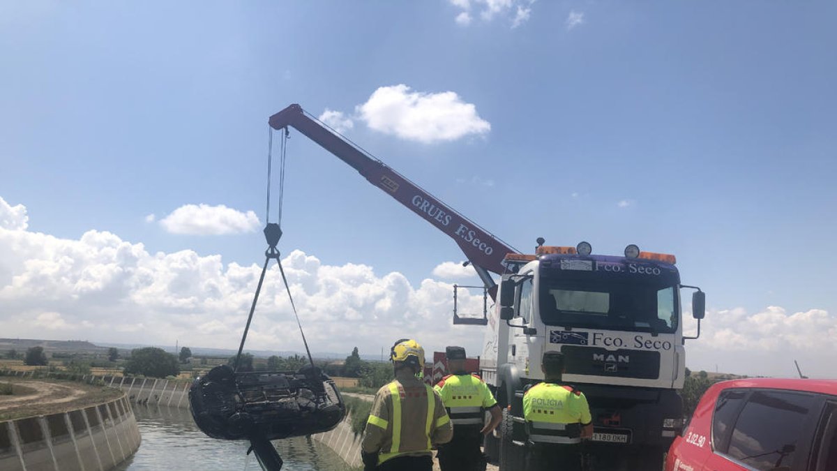 Un camión grúa sacó el vehículo del canal.