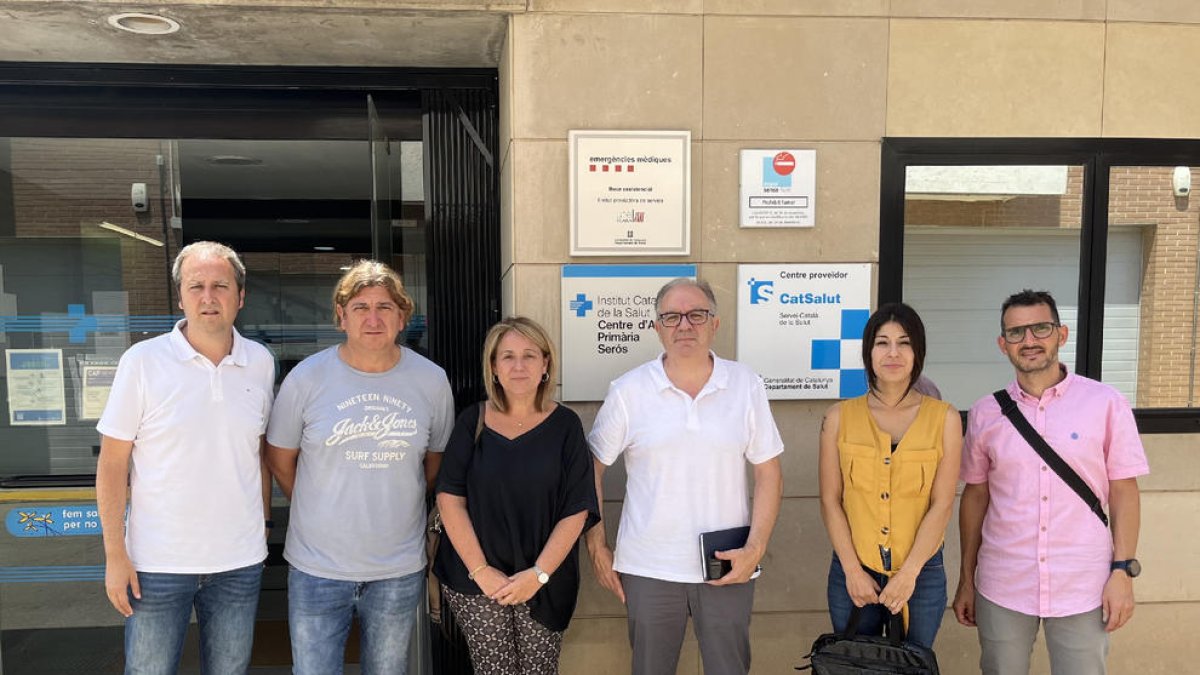 Los acaldes de La Granja, Maials, Aitona, Massalcoreig, Almatret y un edil de Seròs, ayer ante el CAP.