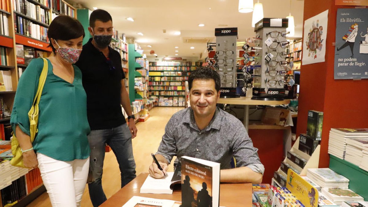 El escritor Rafa Melero, firmando ejemplares hace dos años de su anterior novela, ‘Efecto colateral’.