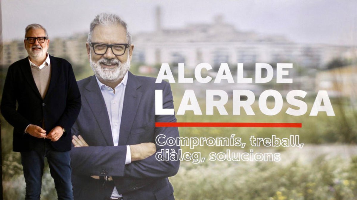 Fèlix Larrosa, junto al lema de su campaña para las municipales. 