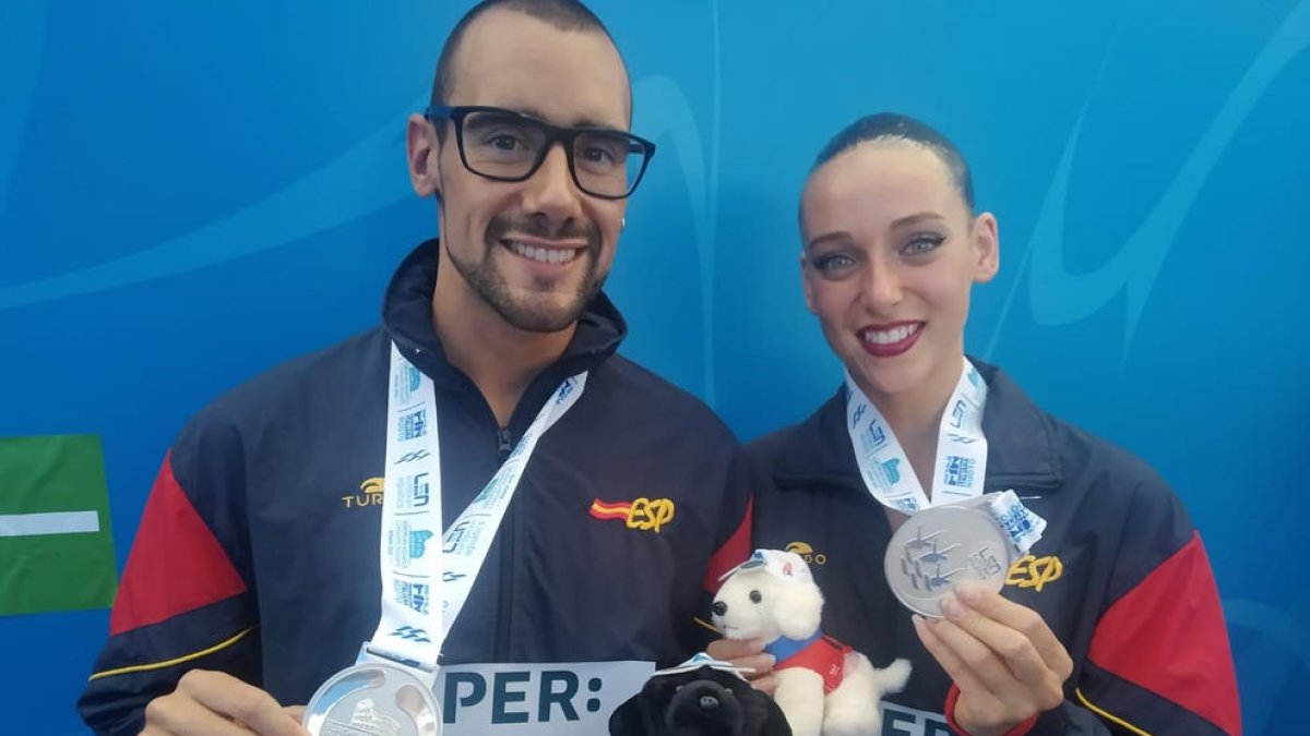 Pau Ribes y Emma Garcia posan con sus medallas de plata.