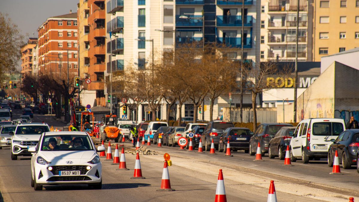 Les cues es van concentrar en direcció al carrer Baró de Maials.