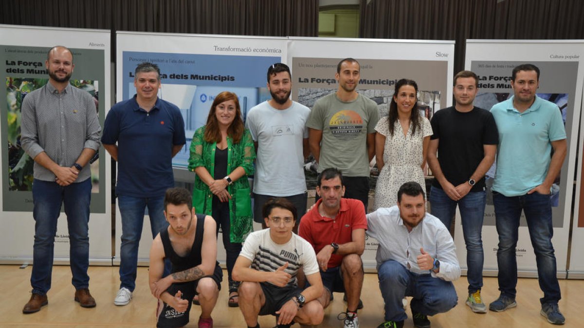 Autoridades, responsables de ACELL y Futsal Lleida, y jugadores del equipo inclusivo ayer en la Diputación.