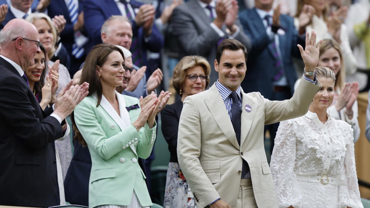 El extenista suizo Roger Federer es aclamado en la pista central durante la jornada de ayer.