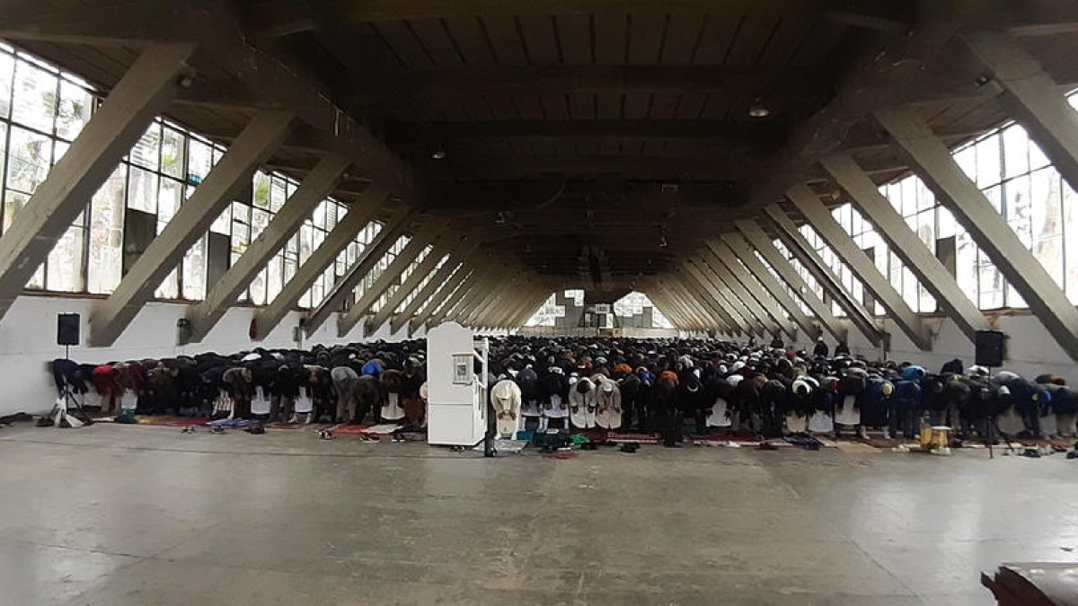 Centenars de musulmans resant ahir al migdia al Palau de Vidre.