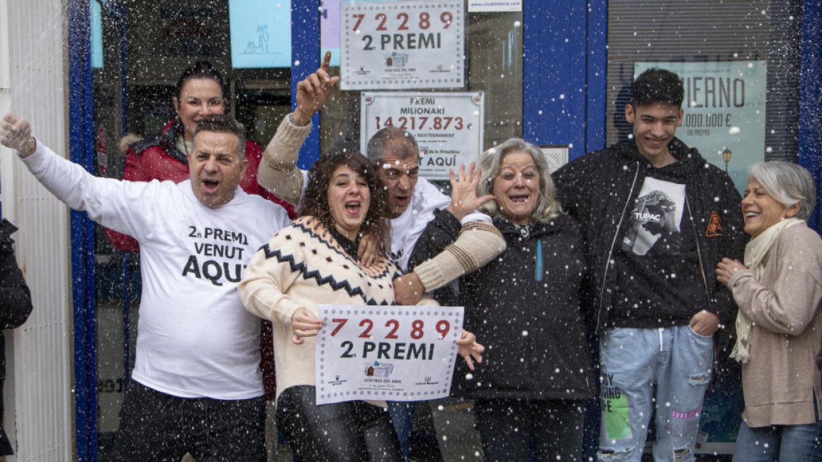 Amigos y vecinos se reunieron en la Administración número 1 de Alcarràs para celebrar que volvía a repartir la suerte.